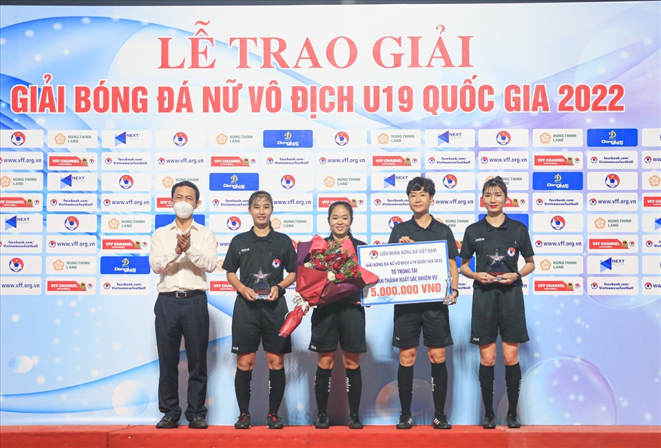 Ông Nguyễn Minh Châu – Phó Tổng Thư ký Liên đoàn bóng đá Việt Nam (VFF) trao bảng danh vị cho tổ trọng tài hoàn thành xuất sắc nhiệm vụ.