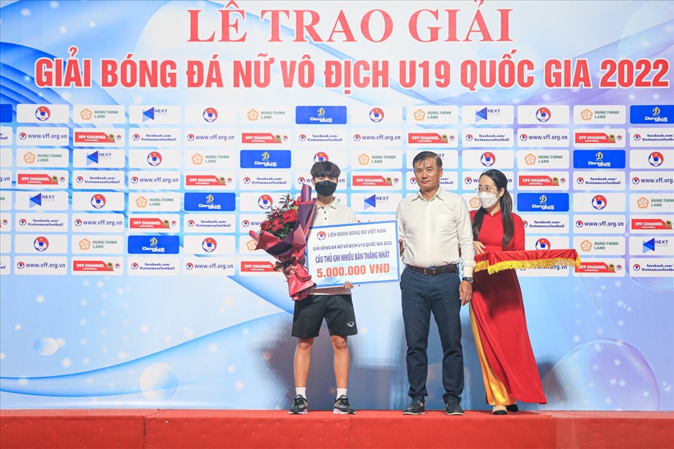 Ông Trương Hải Tùng – Giám đốc Trung tâm đào tạo bóng đá trẻ Việt Nam trao bảng danh vị cho cầu thủ ghi nhiều bàn thắng nhất giải: Vũ Thị Hoa (Hà Nội, 7 bàn). Ảnh: VFF