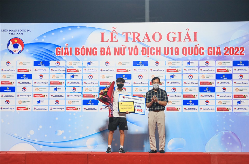Ông Ngô Ích Quân – Vụ trưởng Vụ Thành tích Cao II, Tổng cục Thể dục thể thao trao bảng danh vị cho cầu thủ xuất sắc nhất giải: Vũ Thị Hoa. Ảnh: VFF