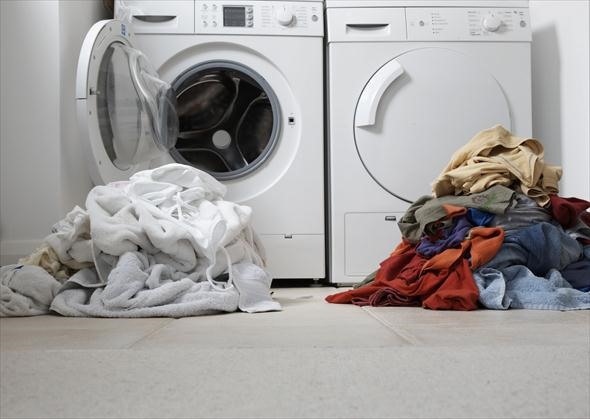 Cần phân loại quần áo trước khi giặt để kéo dài tuổi thọ máy giặt. Ảnh: ST
