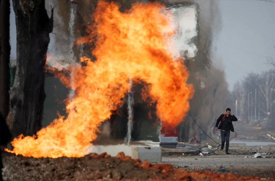 Một đoạn ống dẫn khí bị cháy ở Kharkiv, Ukraina ngày 31.3.2022. Ảnh: Reuters