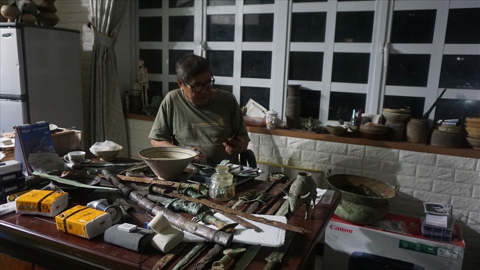 TS Nguyễn Việt tại bàn làm việc của ông trên sơn trang tọa lạc trên vùng đất cổ xưa Hòa Bình. Ảnh: Huy Minh