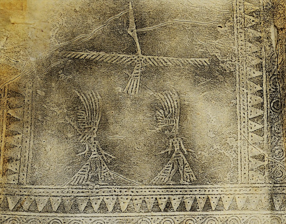 Bản dập hoa văn hình người múa và chim bay trên trống Kính Hoa. Ảnh: NVCC