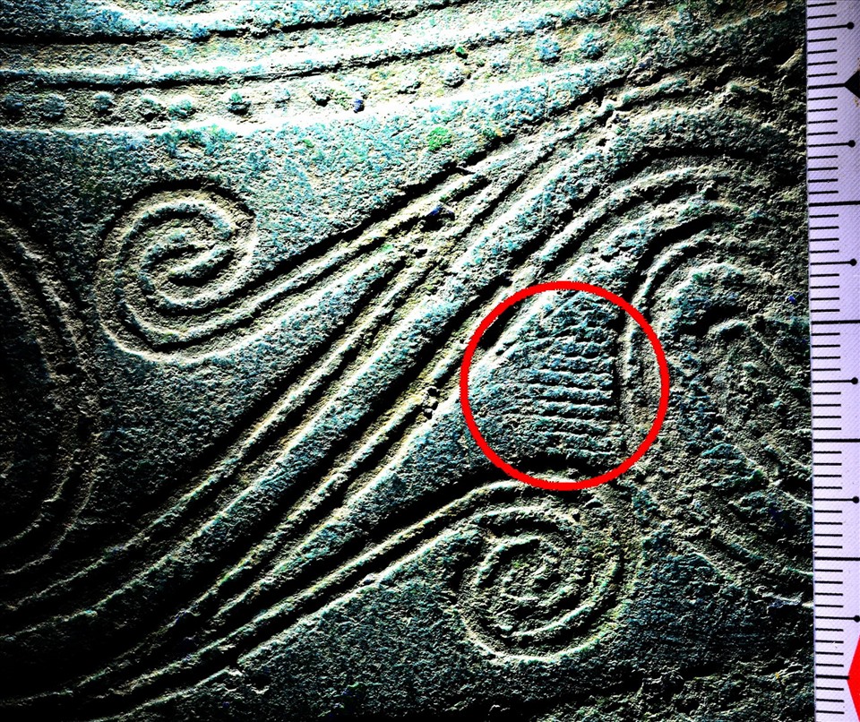 Dấu vết của vải trên trống đồng Kính Hoa. Ảnh: NVCC
