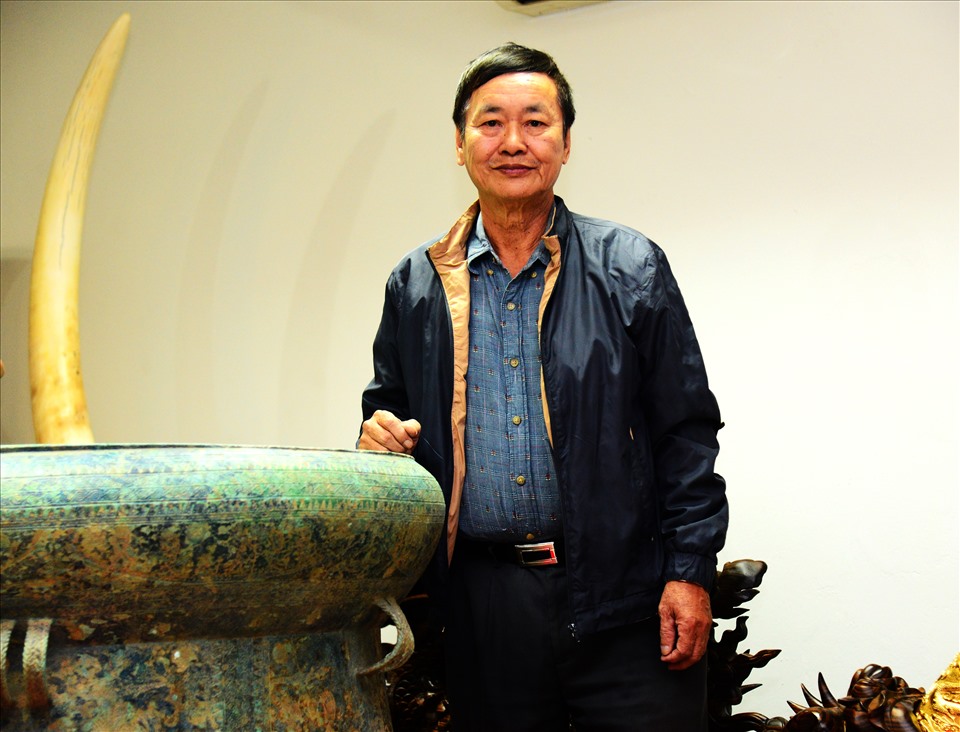 Giáo sư Trịnh Sinh và trống đồng Kính Hoa - Bảo vật Quốc gia đầu tiên thuộc sở hữu tư nhân.
