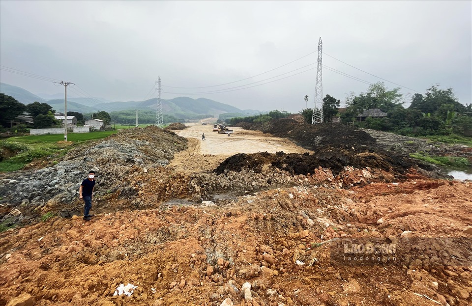 Cao tốc Tuyên Quang - Phú Thọ (đoạn trên địa phận Tuyên Quang dài 11,3 Km) những ngày này như một đại công trường. Các nhà thầu đang dồn lực người và phương tiện xẻ núi, lấp ruộng để tạo mặt bằng thi công với khối lượng đất đá thải trên bề mặt phải bóc bỏ ước tính cả triệu khối.