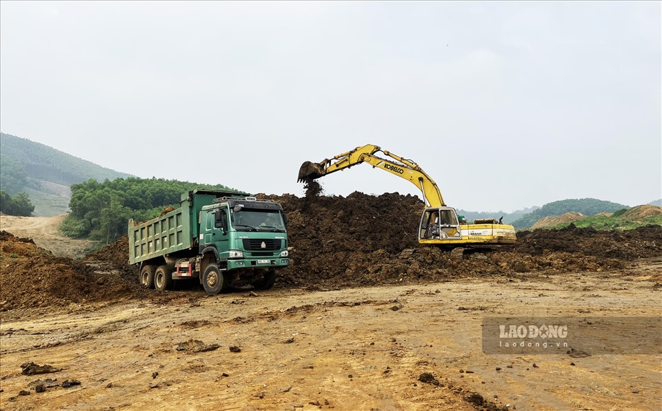 Một bãi thải mới được hình thành tại khu vực dải đồi nhà ông Nguyễn Văn Sự, thôn 10, xã Nhữ Khê với diện tích khoảng 8.000 m2.