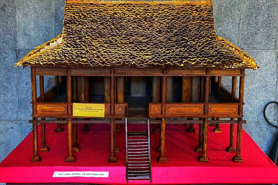Mô hình đền thờ các vua Hùng tại Cần Thơ mạ vàng 24k