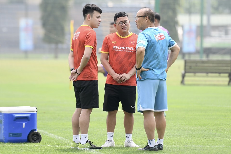 Huấn luyện viên Park Hang-seo trao đổi với các trợ lý