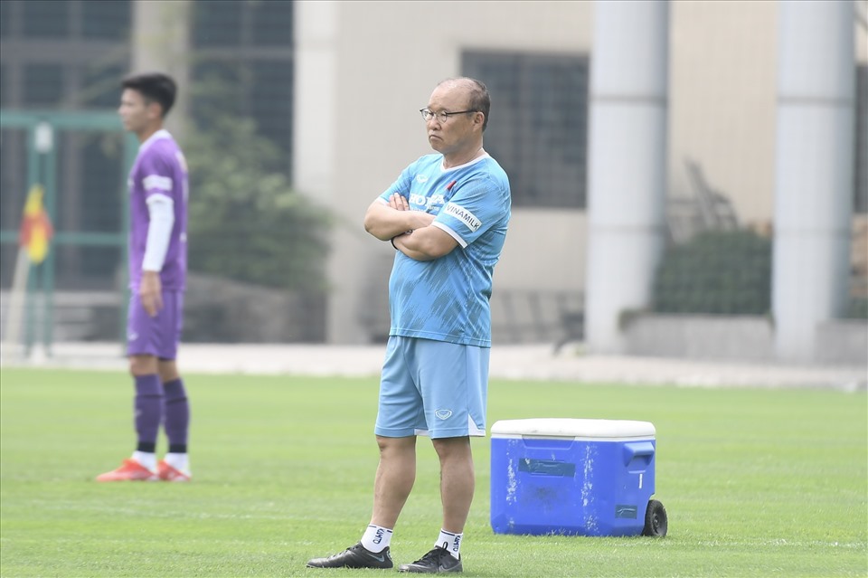 Huấn luyện viên Park Hang-seo chăm chú quan sát cầu thủ trong quá trình luyện tập.
