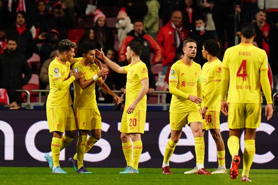 Liverpool đã đặt một chân vào vòng bán kết sau trận lượt đi ở Bồ Đào Nha. Ảnh: AFP