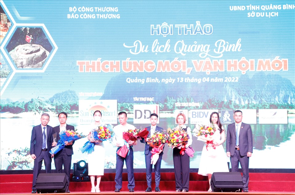 Lãnh đạo sở Du lịch tỉnh Quảng Bình và Báo Công Thương tặng hoa cho các nhà tại trợ chương trình. Ảnh: H.L