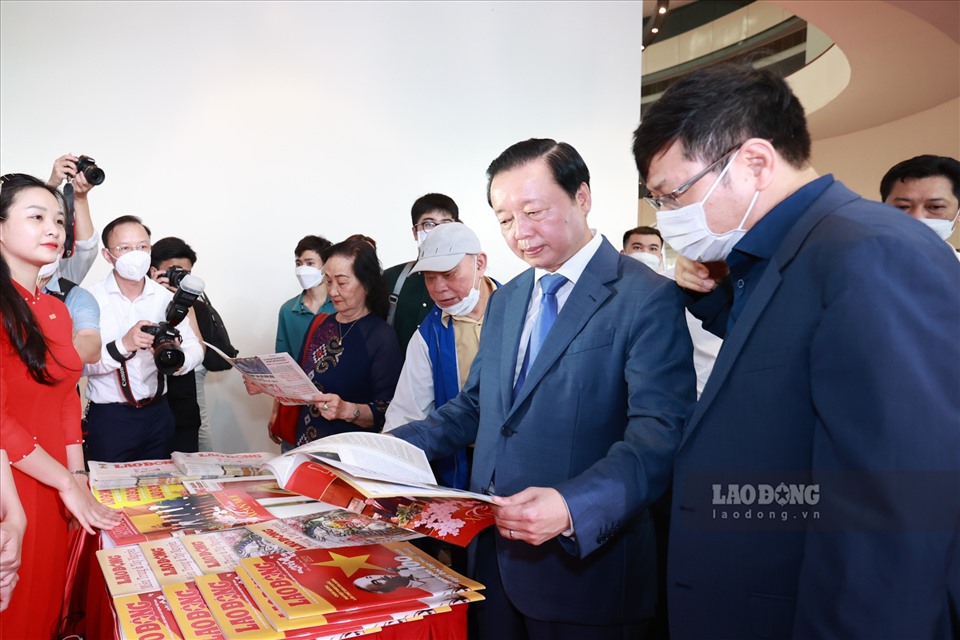 Bộ trưởng Bộ Tài nguyên và Môi trường Trần Hồng Hà tham quan gian trưng bày của Báo Lao Động.