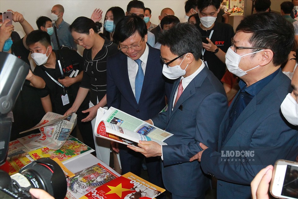 Phó Thủ tướng Chính phủ Vũ Đức Đam tham quan gian trưng bày của Báo Lao Động. Gian trưng bày gồm nhiều ấn phầm xuân, ấn phẩm đặc biệt và nhật báo Lao Động với nội dung đa dạng, phong phú.