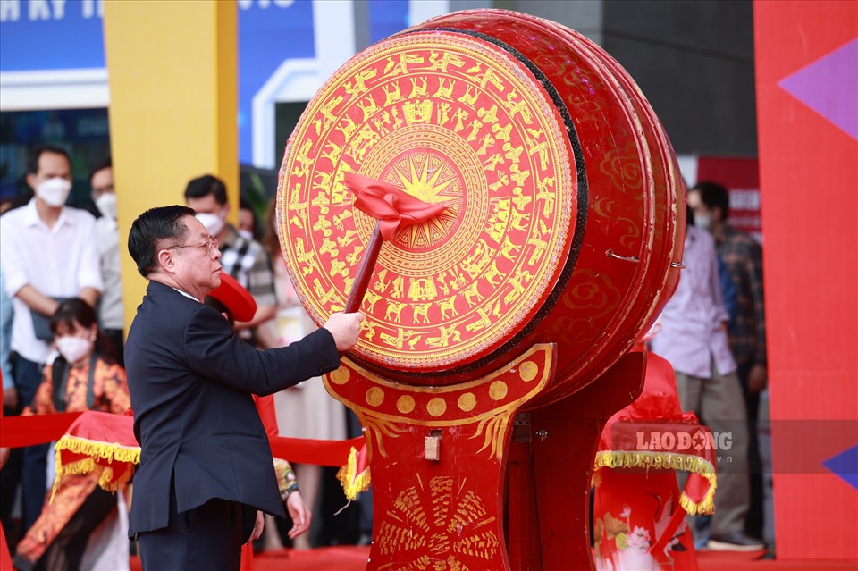 Bí thư Trung ương Đảng, Trưởng Ban Tuyên giáo Trung ương Nguyễn Trọng Nghĩa đánh trống khai hội tại Hội báo toàn quốc 2022.