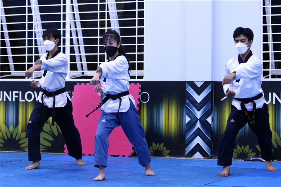 Những ngày qua, võ sỹ taekwondo Châu Tuyết Vân (giữa) đang nỗ lực tập luyện tại TPHCM để chuẩn bị cho SEA Games 31.