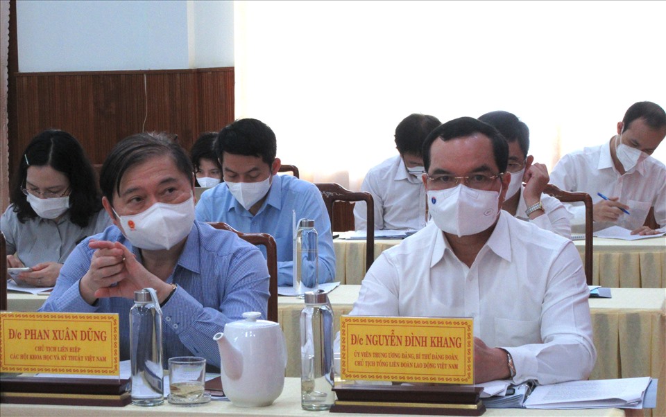 Trong đoàn công tác có Chủ tịch Tổng Liên đoàn Lao động Việt Nam Nguyễn Đình Khang (bên phải ảnh).
