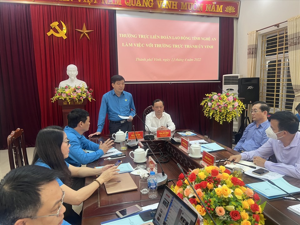 Chủ tịch LĐLĐ tỉnh Nghệ An đề nghị tổ chức công đoàn thành phố Vinh phát huy hơn các thế mạnh, thuận lợi để tổ chức các hoạt động. Ảnh: TT