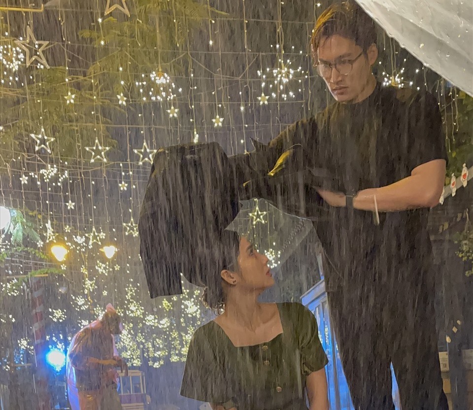Phan Minh Huyền tiết lộ phải dầm mưa 4 tiếng đồng hồ để quay cảnh Vân Trang khóc trong mưa. Ảnh: NSCC