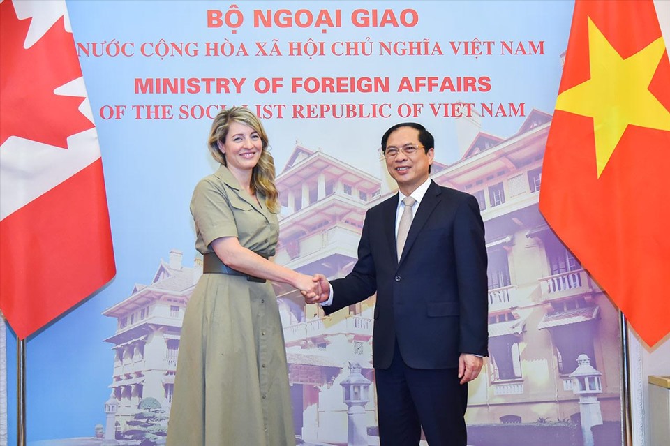 Minister Bui Thanh Son and Canadian Foreign Minister Mélanie Joly.  Photo: BNG