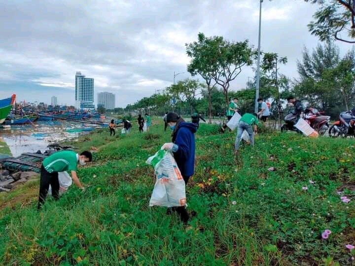 Ngoài những hoạt động thiện nguyện của mình, câu lạc bộ mà Thắng làm chủ nhiệm còn thường xuyên tổ chức các buổi dọn vệ sinh tại các điểm ô nhiễm như âu thuyền Thọ Quang.