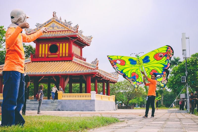 Tại Lễ hội Diều Huế 2022 có các hoạt động trình diễn nghệ thuật thả diều, trưng bày và trải nghiệm làm diều Huế. Ảnh: Anh Việt.