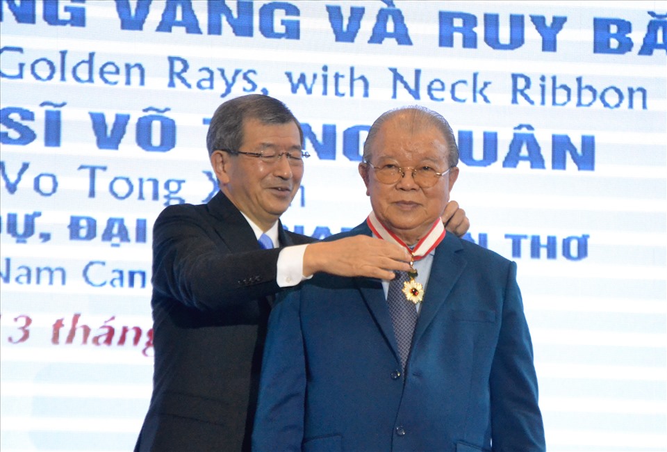 Ngài Watanabe  Nobuhiro, Tổng lãnh sự Nhật Bản tại TP. Hồ Chí Minh, trực tiếp cài Huy chương Mặt trời mọc, Tia sáng vàng và Ruy băng cổ cho GS.TS Võ Tòng Xuân. Ảnh: LT