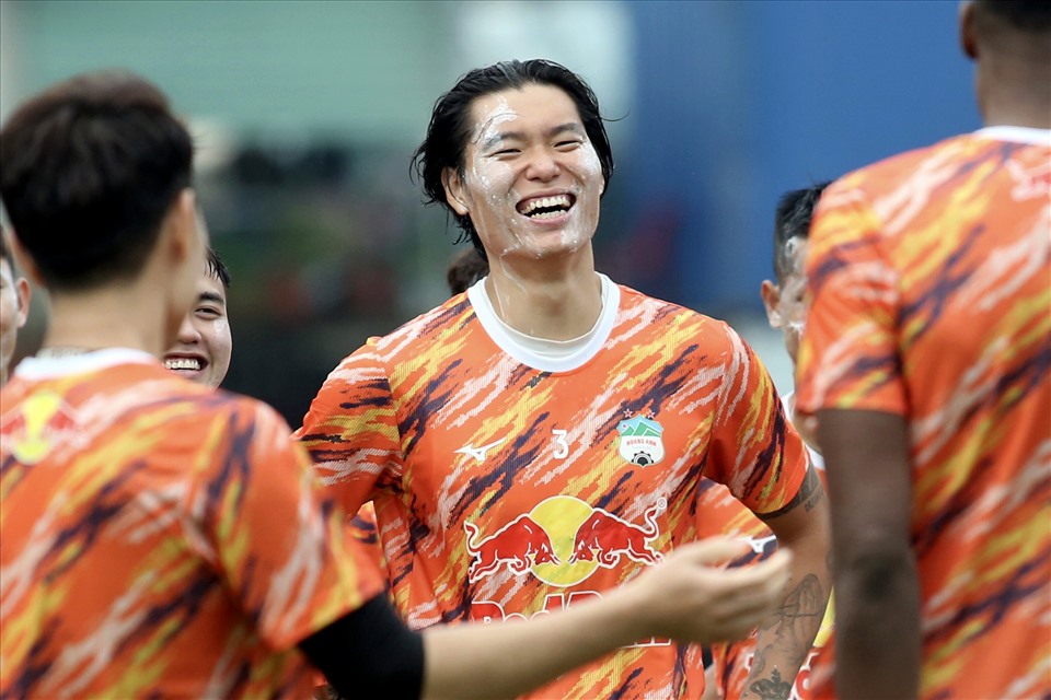 Các cầu thủ của đội bóng phố núi tỏ ra thích thú với lễ hội truyền thống mang đậm bản sắc quê hương Thái Lan của huấn luyện viên Kiatisak.
