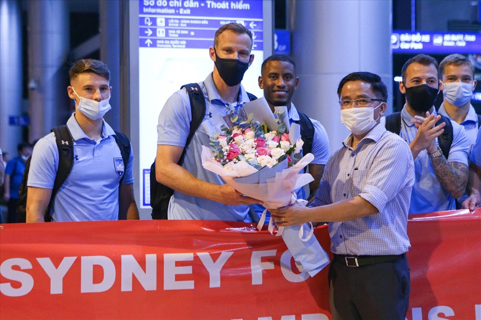 Trưởng đoàn của đội chủ nhà là câu lạc bộ Hoàng Anh Gia Lai - ông Nguyễn Tấn Anh cũng có mặt ở sân bay Tân Sơn Nhất để chào đón đại diện cuối cùng của bảng H AFC Champions League.