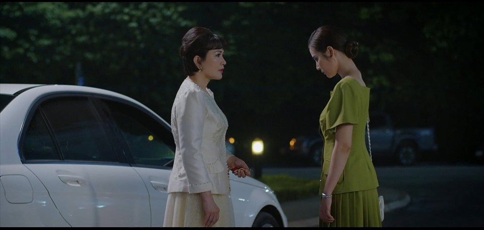 Phân cảnh Trang trả lại chiếc vòng kỷ vật cho bà Nhung. Ảnh: NSX