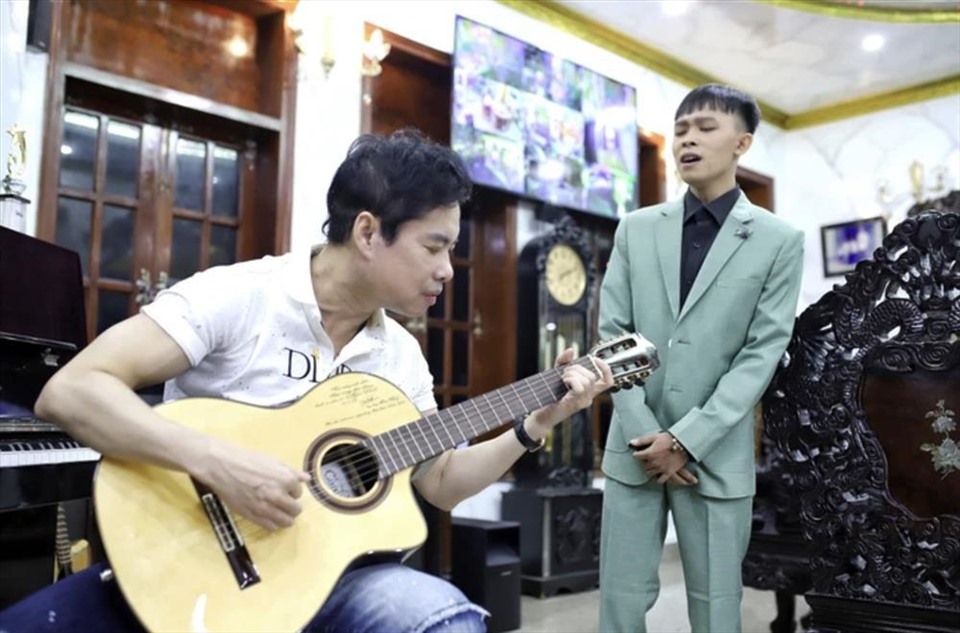 Hồ Văn Cường được Ngọc Sơn chỉ dạy cách hát. Ảnh: NSCC.