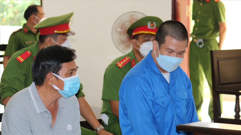 Bị cáo Phạm Văn Cung (áo xanh), bị cáo Nguyễn Tuấn Sĩ (áo xám).