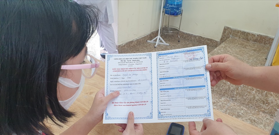 Một trong những giấy chứng nhận tiêm vaccine phòng COVID-19 cho trẻ em từ 5-dưới 12 tuổi đầu tiên trên toàn quốc. Ảnh: Nguyễn Hùng