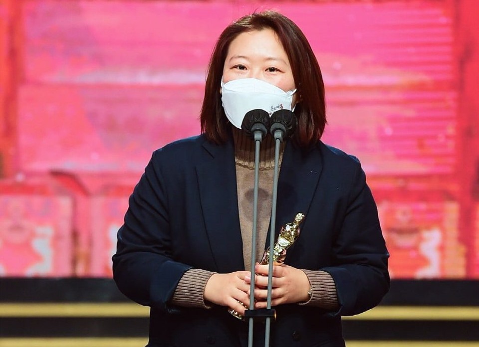 Mới đây, đạo diễn bộ phim, Jung Ji In đã nhận được giải thưởng Daesang (Giải thưởng lớn) cho Đạo diễn của năm tại Lễ trao giải PD Awards. Ảnh: ST
