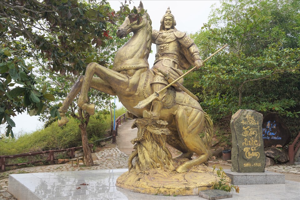 Tượng Hưng Đạo Vương Trần Quốc Tuấn được đặt tại một khu vực trang trọng trong khu du lịch. Khu vực này có tượng của 14 vị
