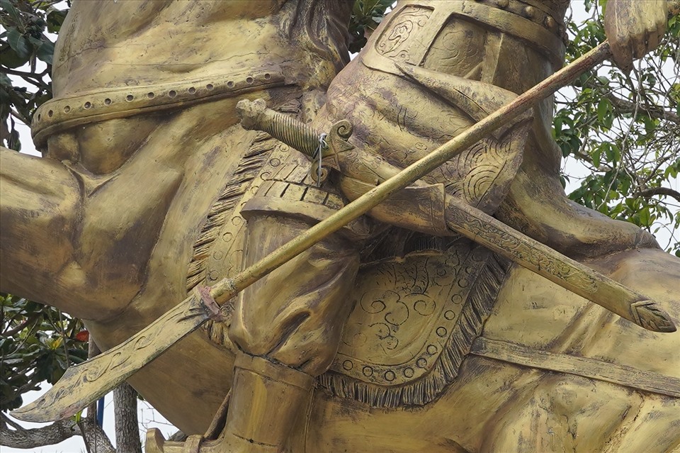 Vị tướng này vừa đeo bội kiếm, vừa cầm trường đao dài và cưỡi ngựa, nên nhiều ý kiến cho rằng khá giống hình ảnh Quan Vân Trường.