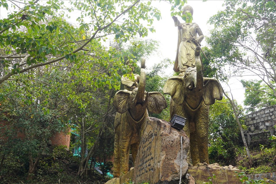 Hình ảnh tượng Hai Bà Trưng cưỡi voi ở một góc khác. Chỉ có hai bức tượng