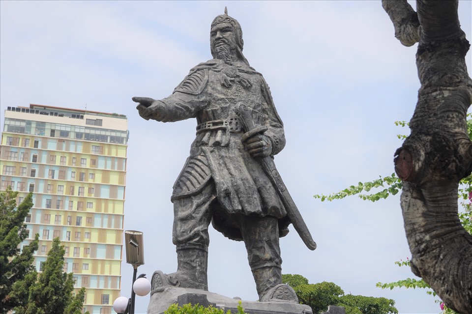 Tại TP.Vũng Tàu cũng có một bức tượng Hưng Đạo Vương đã được xây dựng khá lâu đặt trang trọng ở công viên cùng tên, được nhiều người dân, du khách đến chiêm ngưỡng. Ảnh: T.A