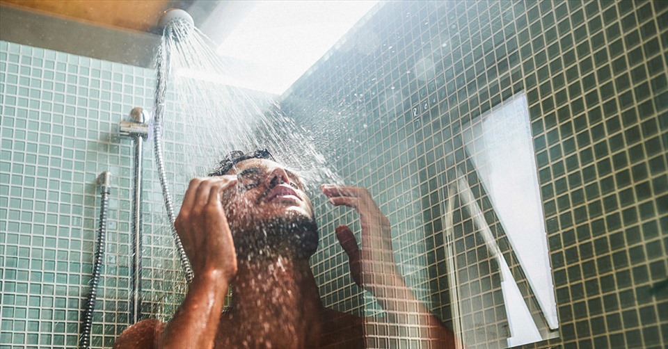 Tắm nước lạnh mang lại nhiều lợi ích cho cơ thể.