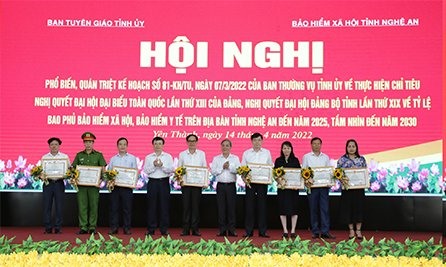 LĐLĐ tỉnh nhận bằng khen của Bảo hiểm xã hội Việt Nam. Ảnh: TV
