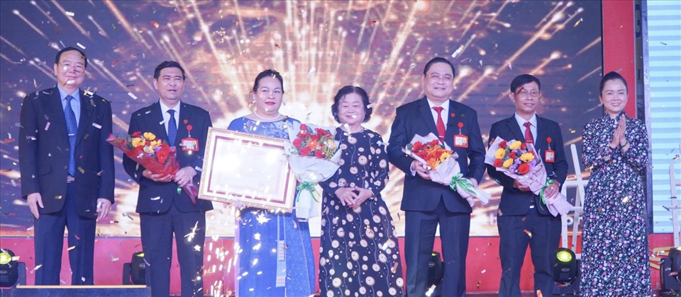 Lãnh đạo Trường liên cấp Nam Việt đón nhận bằng khen của Thủ tướng Chính phủ. Ảnh: Huyên Nguyễn