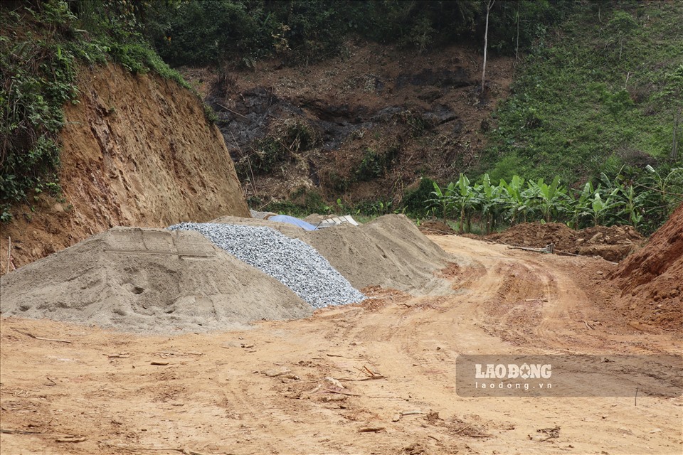 Ngày 14.4, có mặt tại tuyến đường liên xã từ xã Thái Niên đi xã Bản Phiệt, huyện Bảo Thắng, PV ghi nhận công trình đường đang được thi công san lấp mặt bằng, làm cầu cống.