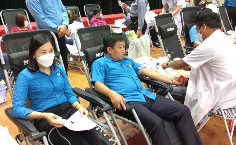 Cán bộ công đoàn tỉnh Hưng Yên tham gia hiến máu tình nguyện. Ảnh: CĐHY