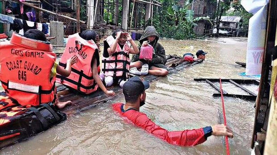 Sơ tán người dân bị lũ lụt ở Panitan, Capiz. Ảnh: AFP