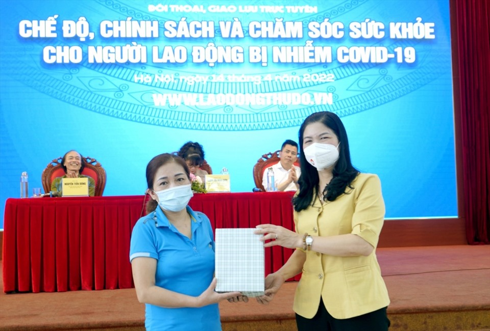 Phó Chủ tịch Thường trực LĐLĐ thành phố Hà Nội Đặng Thị Phương Hoa tặng quà cho CNVCLĐ.