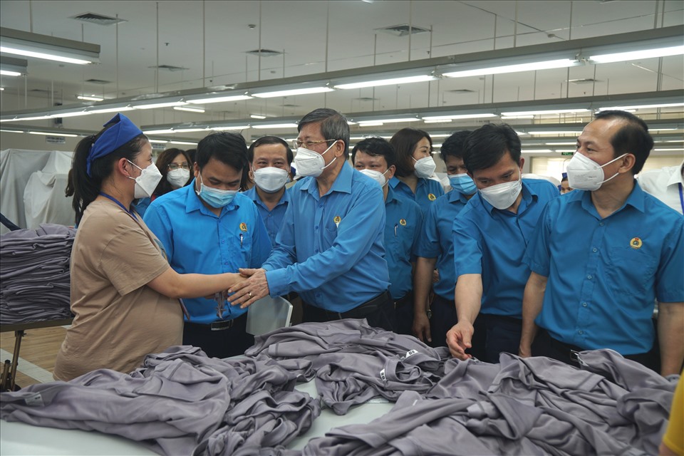 Phó Chủ tịch Thường trực Tổng LĐLĐ Việt Nam Trần Thanh Hải cùng đoàn công tác xuống xưởng sản xuất thăm hỏi, động viên công nhân lao động . Ảnh: Q.D