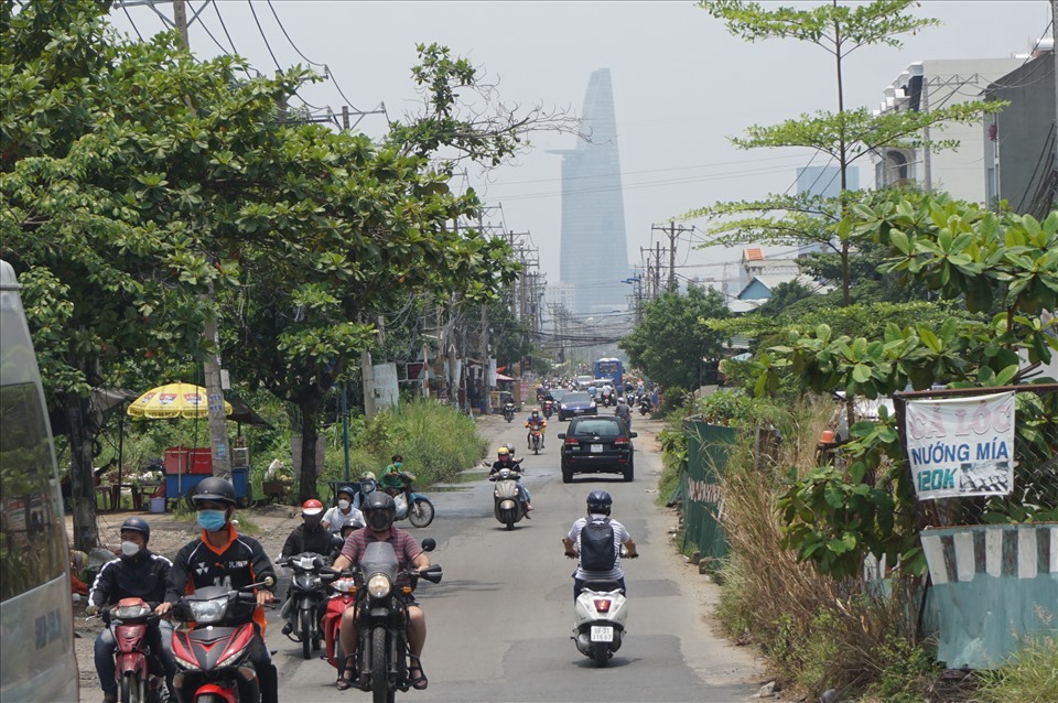 Sau 7 năm thi công, dự án mở rộng đường Lương Định Của vẫn dở dang. Ảnh: Minh Quân