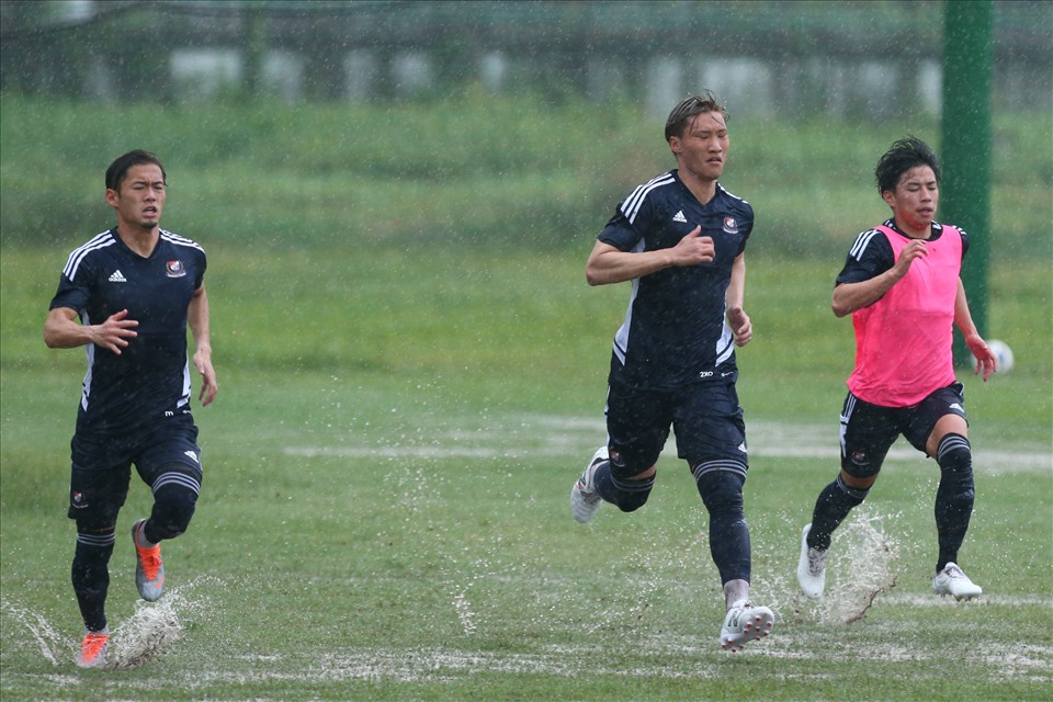 Tuy nhiên, buổi tập của câu lạc bộ Nhật Bản đã không diễn ra suôn sẻ khi trời đổ mưa rất to, khiến mặt sân không rút nước kịp. Chỉ sau vài chục phút, mặt sân đã sũng nước. Tuy nhiên, Yokohama F.Marinos vẫn tập luyện hăng say, nghiêm túc.