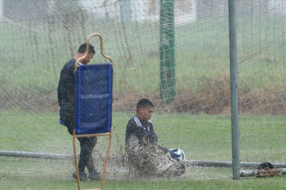 Các thủ môn của Yokohama F.Marinos rất vất vả với những bài tập trên mặt sân sũng nước. Tuy nhiên, họ phải sớm làm quen với điều này bởi với thời tiết tại TPHCM hiện tại, nhiều khả năng trời sẽ mưa trong những ngày thi đấu.