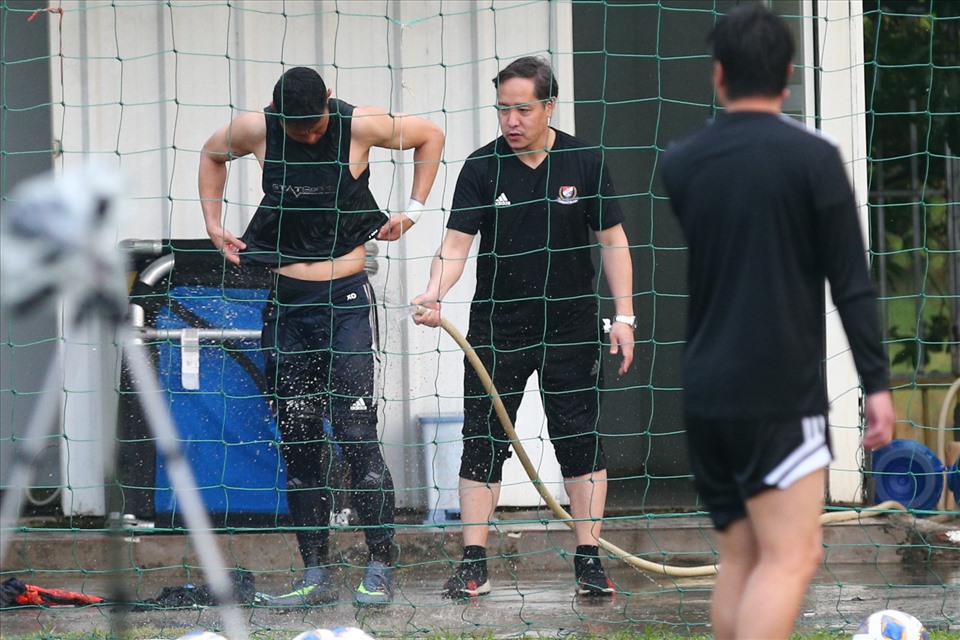 Các cầu thủ đội bóng Nhật Bản làm sạch người trước khi lên xe buýt trở về khách sạn. Ngày mai 15.4, huấn luyện viên, các cầu thủ của 4 đội bóng sẽ tham dự họp báo trước lượt trận đầu tiên.